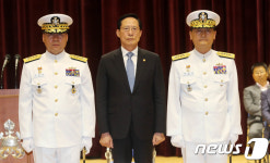 국방장관, 해군참모총장 한자리에