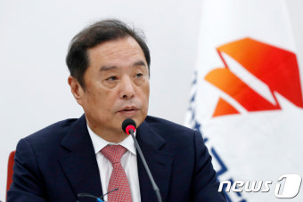 첫 비대위 인선 발표하는 김병준 위원장