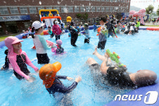 너무 재밌어요…초등학교 운동장에 물놀이장 등장