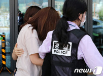 얼굴 가린 채 경찰서 나서는 동두천 폭염 사고 어린이집 원장