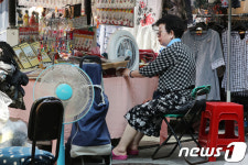 남대문시장 상인들의 폭염 견디기
