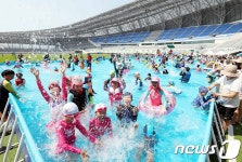 “워터파크 부럽지 않아요”…용인시민체육공원 물놀이장 ‘인기’