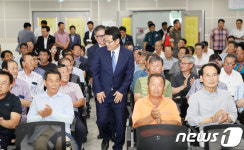 입구 줄서 박수치지 말라…권익현 부안군수 첫 읍면방문
