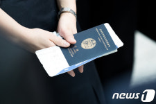 북한 여권 손에 꼭 쥐고