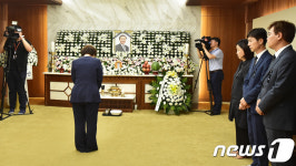 LG컨설던트 김현미 | 故 노회찬 빈소 조문하는 김현미 장관