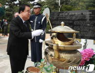 YS 묘역에 분향하는 문희상 국회의장