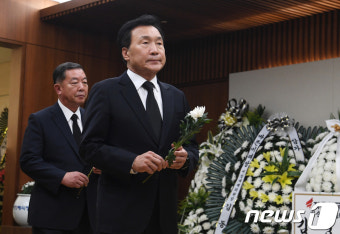 故 노회찬 원내대표 빈소 찾은 손학규