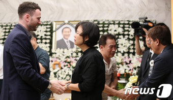 故 노회찬 원내대표 빈소 찾은 외국인