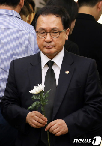 故 노회찬 원내대표 빈소 찾은 유영민 장관