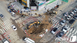 대구 평리네거리 상수도 배관 터져 싱크홀 발생