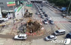 대구 도심 싱크홀 복구 중 차량 정체