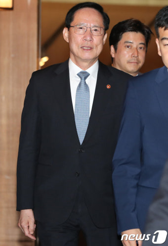 송영무 장관, '계엄 문건' 놓고 기무사와 진실공방
