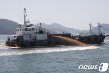 여수 앞바다 적조방제용 황토 살포