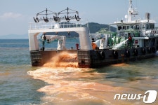 황토로 붉게 물드는 여수 바다…적조 방제 총력