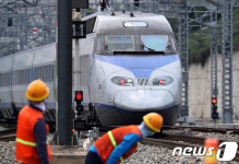 폭염 뚫고 달리는 KTX...선로는 섭씨 53.4도