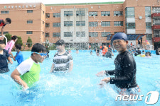 수영장으로 변한 운동장