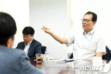 초연결 지능화 관련 AI기업 방문한 고형권 차관