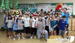 힐만 SK감독, 초등학교 찾아 깜짝 선물 전달