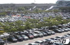 여름휴가철 맞아 가득찬 인천공항 주차장