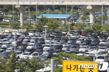 본격적인 여름휴가철...'인천공항 주차장 빈자리 없네'