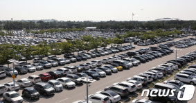 본격적인 여름 휴가철 빈자리 없는 인천공항 주차장