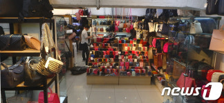 명동서 일본 관광객만 짝퉁 명품 판매한 일당 입건