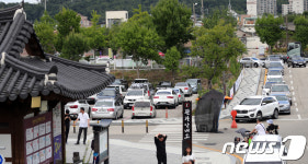 본격 휴가철에 꽉 막힌 전주한옥마을 주차장 앞 도로 