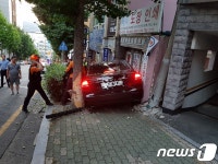 부산서 승용차 인도로 돌진…3명 부상