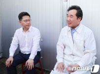 대화하는 이낙연 총리-김현수 차관