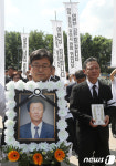 서울광장 들어서는 고 박정기 선생 영정