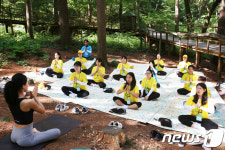 숲 속에서 요가하며 힐링해요