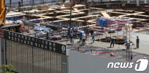 최악의 폭염에도 쉴 수 없는 건설현장