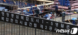 최악의 폭염 속 건설현장 작업자