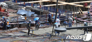 111년만의 폭염, 쉴 수 없는 건설현장 근로자