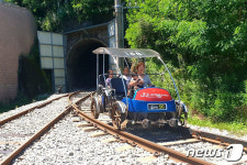 폭염에도 서늘한 터널…하이원 추추파크 레일바이크 인기