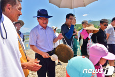 영월 동강뗏목축제 맨손송어잡기...징 울리는 최명서 군수