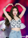 청아, 무더위 날리는 시원한 하트