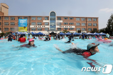 수영장으로 변신한 초등학교 