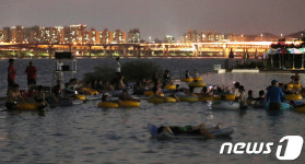 물 위에서 영화 감상