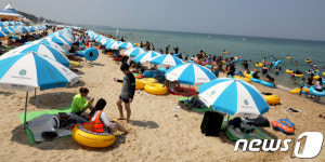 [르포] 집보다 시원해…주말 무더위 피해 경포로