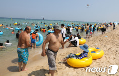 [르포] 집보다 시원해…주말 무더위 피해 경포로