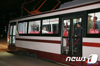 궤도 전차 탄 김정은 위원장