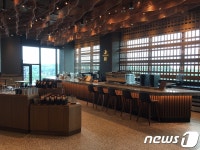 스타벅스, 부산 최대 규모 프리미엄 매장 더해운대R점 오픈