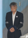 선고공판 출석하는 이현동 전 국세청장