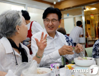 어르신 이야기 경청하는 박성수 송파구청장