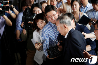 검찰 출석하는 김기춘 '포토라인 무시하고'