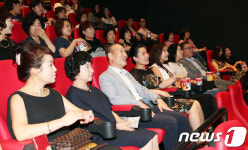 점주들과 함께 하는 최병오 패션그룹형지 회장