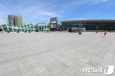 계속되는 폭염에 텅 빈 동대구역 광장