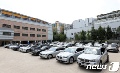 BMW 운행정지 명령 초등학교 운동장에 주차된 차량들