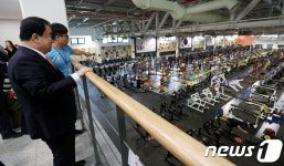 웨이트 트레이닝 센터 둘러보는 문희상 의장